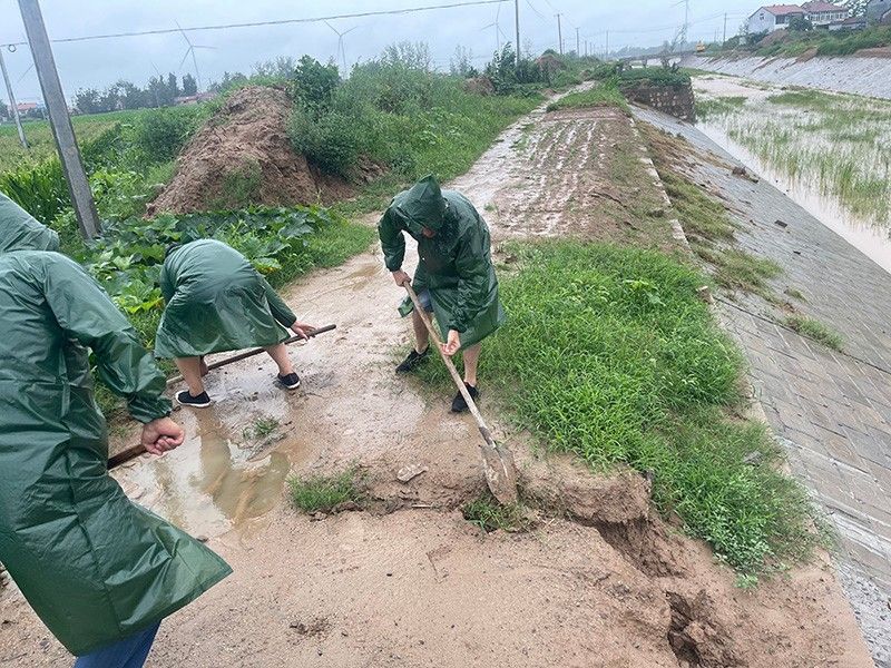 公司領(lǐng)導(dǎo)員工冒雨搶險救災(zāi)